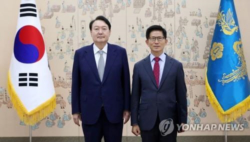 윤석열 대통령과 김문수 경제사회노동위원장. 연합뉴스